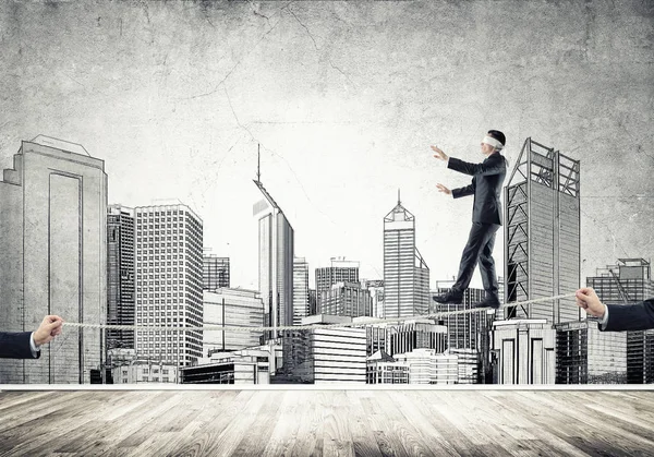 İşadamı blindfolder gözleri ile