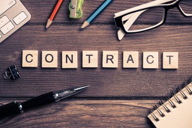  Word'de toplanan harflerle ahşap öğeleri