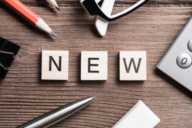  Word'de toplanan harflerle ahşap öğeleri