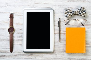 Erkek aksesuarları ve tablet 