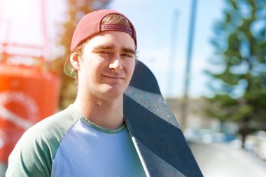 Kaykay ile yakışıklı adam