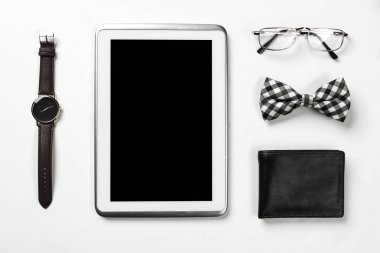 Erkek aksesuarları ve tablet 