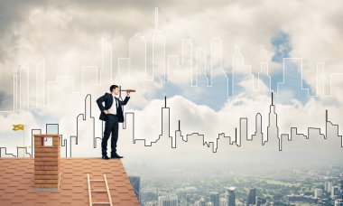 Takım elbise ve kask genç işadamı 