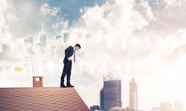 iş adamı aşağı bakıyor 