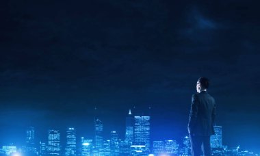 Gece parlayan city ile ilgilenen iş adamı