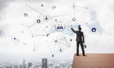 Arka ile ayakta genç adam 