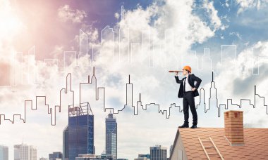 Takım elbise ve kask genç işadamı 