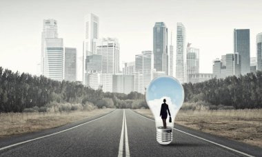 işkadını ampul içinde sıkışmış