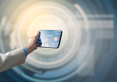 Medya teknoloji kavramı işadamı holding tabletiyle grafikleri ve diyagramları tarafından sunulan