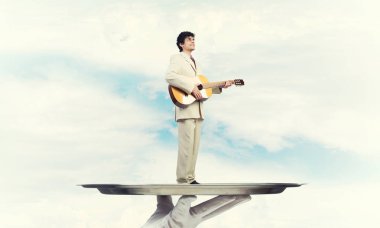 Garson tepsi adam sunulması