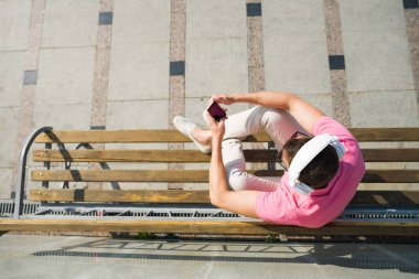 hareket eden telefon ile oturan adam 