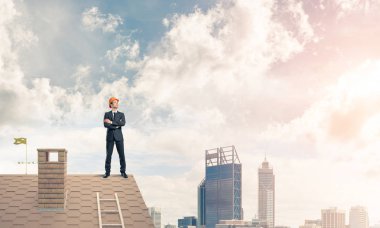 Takım elbise ve kask genç işadamı 