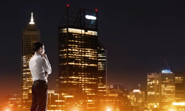 Gece parlayan city ile ilgilenen iş adamı