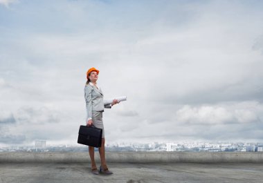 sert şapkalı kadın mimar