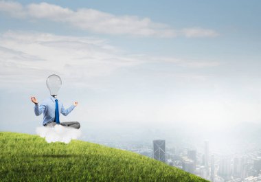 İş adamı dinleniyor ve ilham bekliyor.