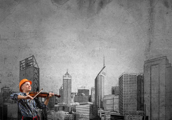 Engenheira mulher tocando violino — Fotografia de Stock