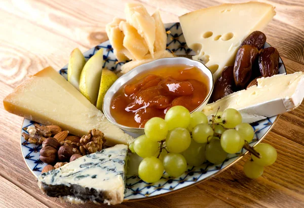 Cheese with grapes and nuts — Stock Photo, Image