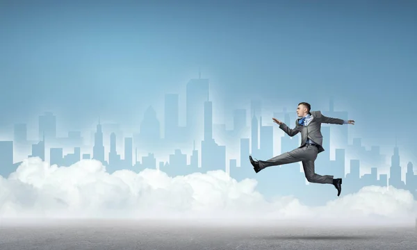 Бізнесмен стрибає з високою концепцією — стокове фото
