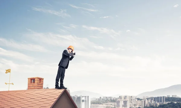 Joven empresario de traje y casco — Foto de Stock