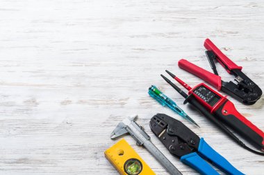 ahşap masa enstrümanlar