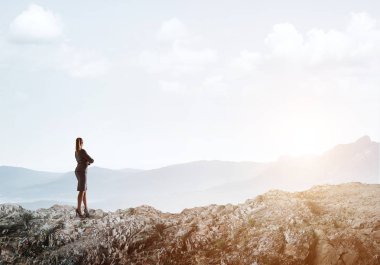 Ayakta duran zarif iş kadını. 