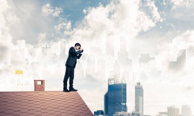 Genç işadamı görüntüleme cityscape