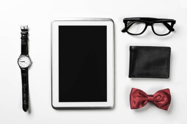 Erkek aksesuarları ve tablet 