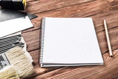 ahşap masa enstrümanlar