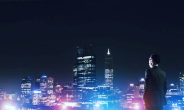 Gece parlayan city ile ilgilenen iş adamı