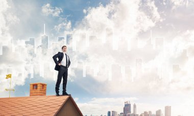 Tuğladan çatıda kolları akimbo olan beyefendi. Karışık ortam