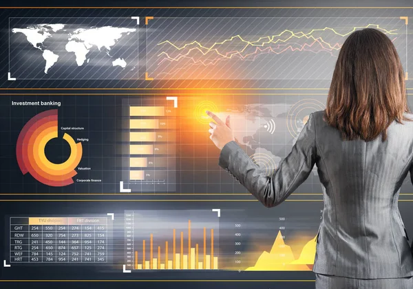 Affärskvinna som arbetar med virtuella panel gränssnitt — Stockfoto