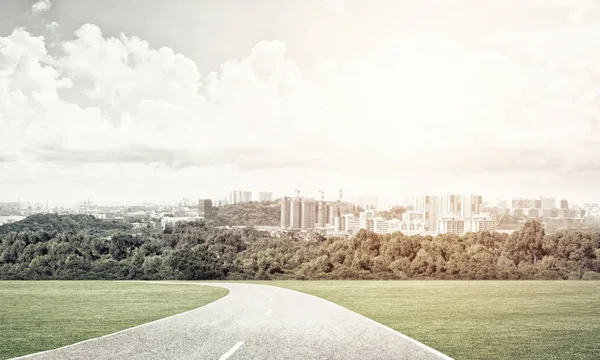 Estrada para a cidade grande — Fotografia de Stock