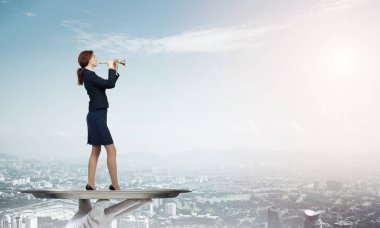 Garson tepsi kadın üzerinde sunulması