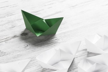 İş liderlik kavramı üzerinde beyaz ve renkli kağıt tekne ile 