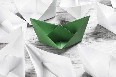 İş liderlik kavramı üzerinde beyaz ve renkli kağıt tekne ile 