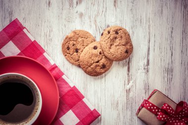 Bir fincan kahve ve kurabiye.