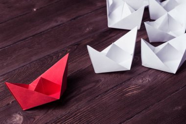 İş liderlik kavramı üzerinde beyaz ve renkli kağıt tekne ile 