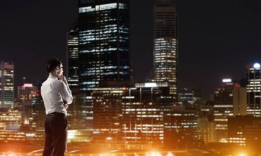 Gece parlayan city ile ilgilenen iş adamı