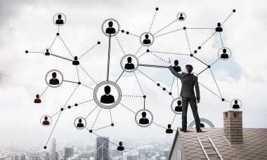 Arka ile ayakta genç adam 