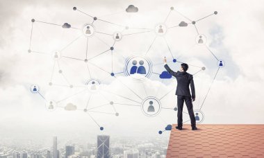 Arka ile ayakta genç adam 