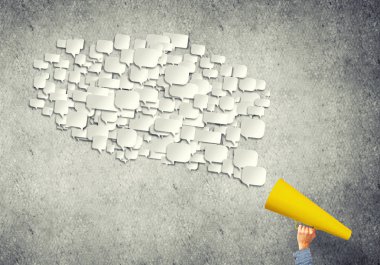 Duyuru kağıt trompet yapma adamın kapatın