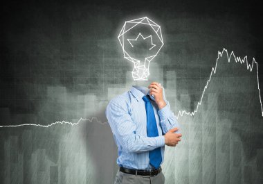 Adam fikrini düşünüyor.