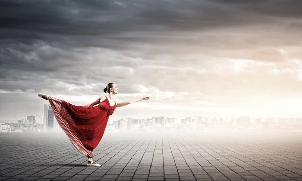 Mulher apaixonada dançarina em vestido vermelho — Fotografia de Stock