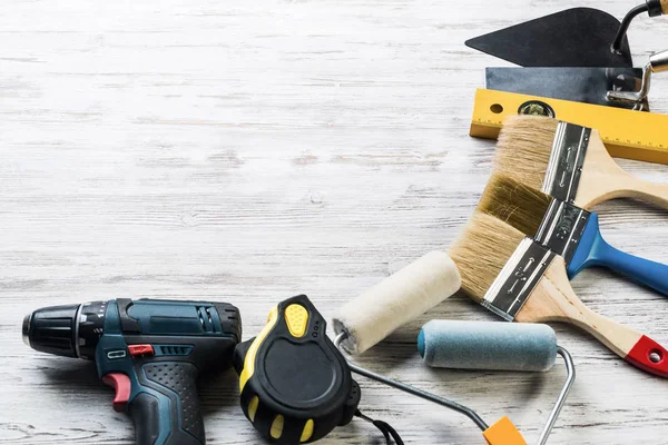 araçlar ahşap masada