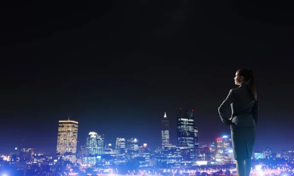 Vrouw kijken naar nacht stad — Stockfoto