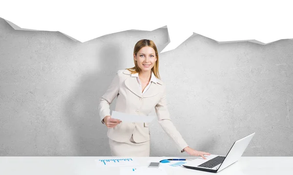Attraktiva affärskvinna stående på bord — Stockfoto