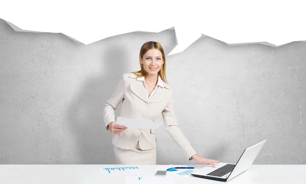 Atractiva mujer de negocios de pie en la mesa — Foto de Stock