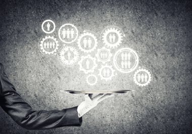 Metal tepsi tutarak Butler