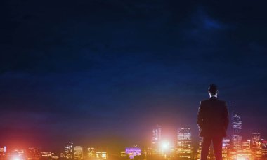 Gece parlayan city ile ilgilenen iş adamı