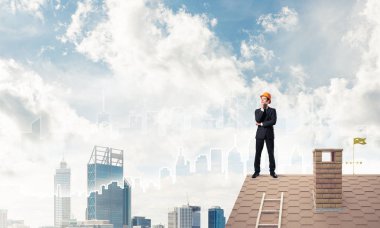 Takım elbiseli genç işadamı